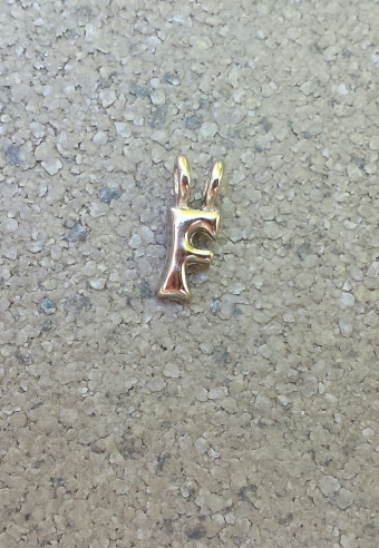 Naam-Letter F vintage style zilver