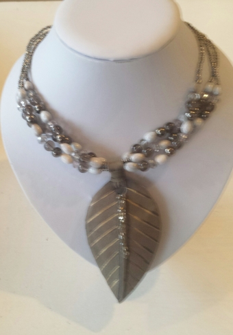 Ketting collier Veer en kralen leer taupe-bruin