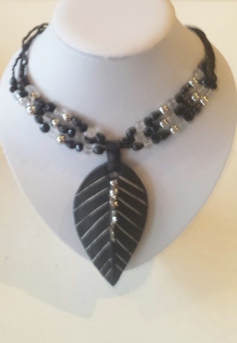 Ketting collier Veer en kralen leer zwart