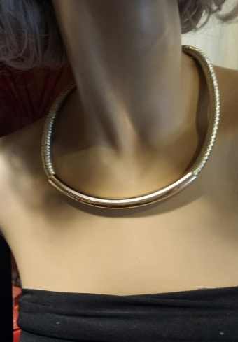 Korte goudkl. ketting van glitterkoord en magneetsluiting.