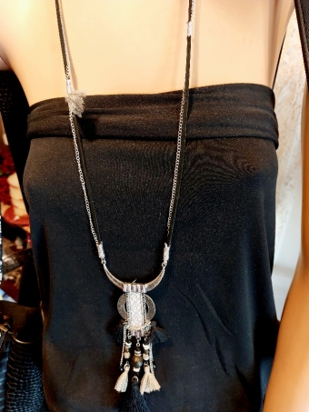 Ketting lang Boho kwastjes zwart-zilver