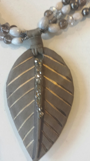 Ketting collier Veer en kralen leer taupe-bruin 4