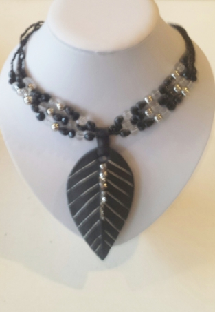 Ketting collier Veer en kralen leer zwart