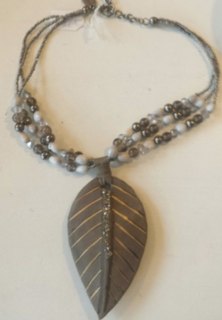Ketting collier Veer en kralen leer taupe-bruin 3