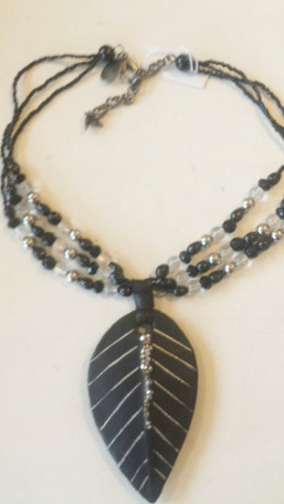 Ketting collier Veer en kralen leer zwart 5